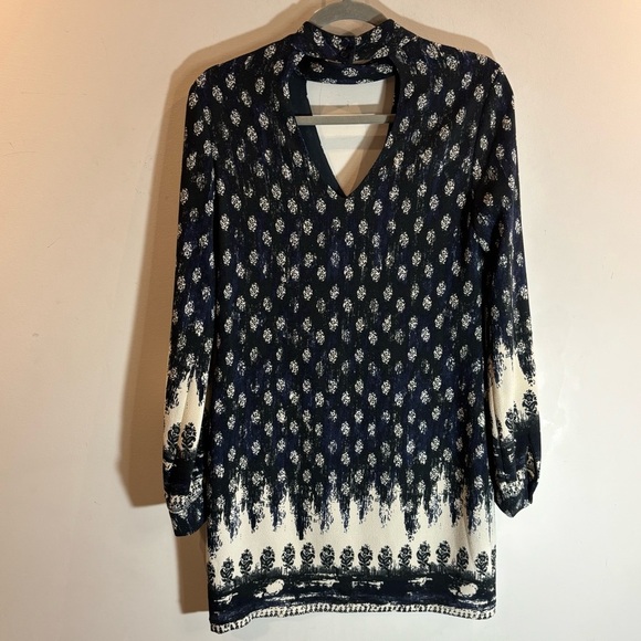 WAYF Sz XS Mini Dress Tunic Elegant Patterned Lined High Neck Cut Out V NEW - Picture 5 of 9